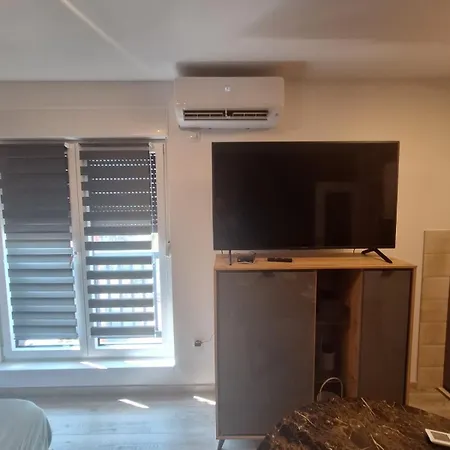 Center 5 アパート プリイェドル