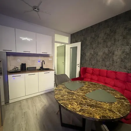 Center 5 Apartman *